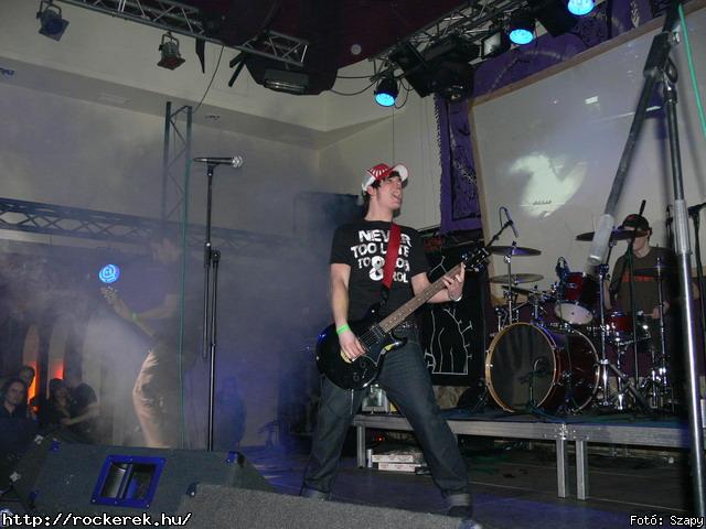  Suburban Neon,  History of heaven,  Sunset,  M-nlkl,  Faded Life,  Entrpia Architektra,  Schoolphoto,  Krhozat,  Dharma - Fot: Szapy