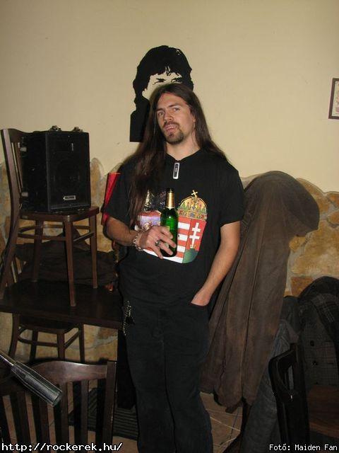  Tzmadr akusztikus,  Leslie McKlasky - Fot: Maiden Fan