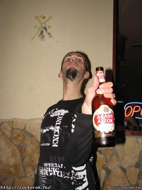  Tzmadr akusztikus,  Leslie McKlasky - Fot: Maiden Fan