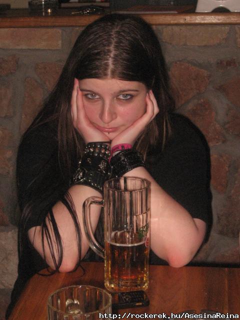 meg kellett mr tartani a fejem, mert a headbangtl fjt a nyakam:D