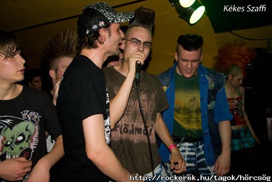Hrom halott hallrl dalol, az emberisg a lbunk kz hajol