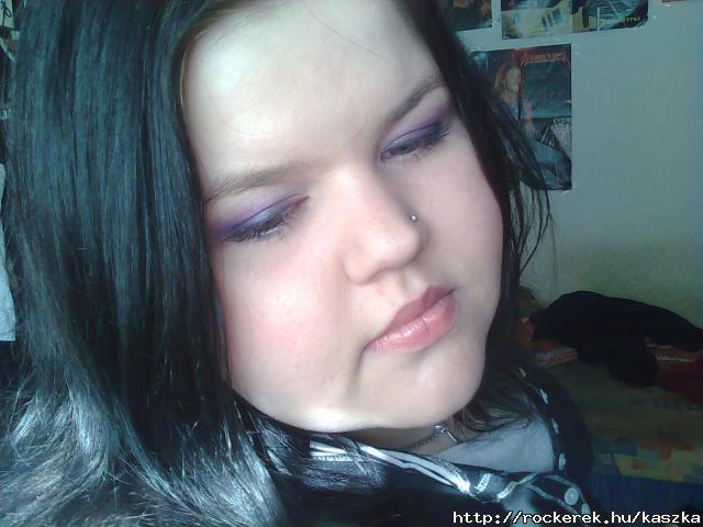 lila sminkkel:)