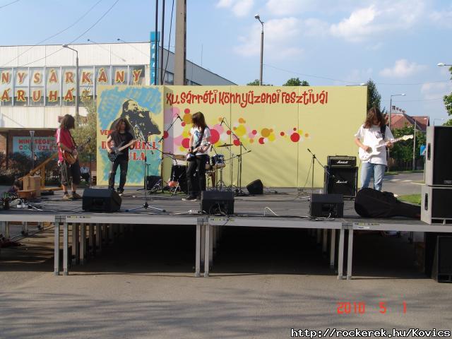 A zenekar :)