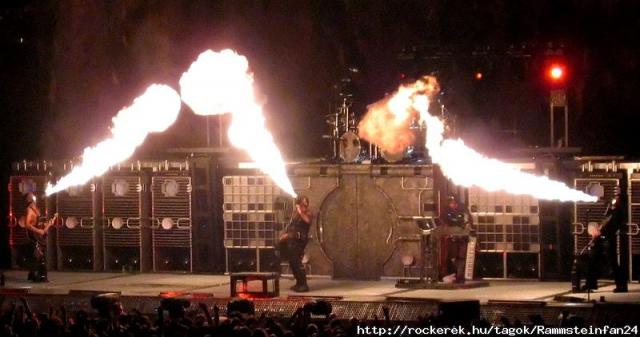Rammstein-flamethrowers