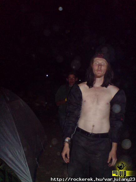 Feri komornyik, aki gy vli magrl, hogy gyilkos a humora, mgis ez volt az egyik dolog, ami letben tartott akkor s utna...:))